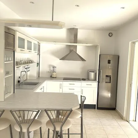 Βίλα Spacious Quiet Comfortable - Independant - 150m From Famous - Plenty Car Park *