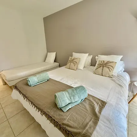 Spacious Quiet Comfortable - Independant - 150m From Famous - Plenty Car Park *