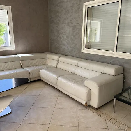 Spacious Quiet Comfortable - Independant - 150m From Famous - Plenty Car Park