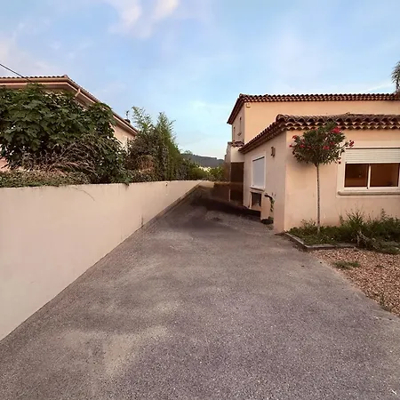 Villa Spacious Quiet Comfortable - Independant - 150m From Famous - Plenty Car Park *