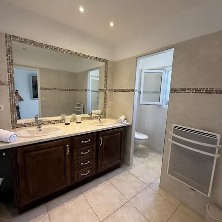 Spacious Quiet Comfortable - Independant - 150m From Famous - Plenty Car Park Villa *