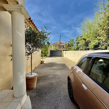 Villa Spacious Quiet Comfortable - Independant - 150m From Famous - Plenty Car Park *