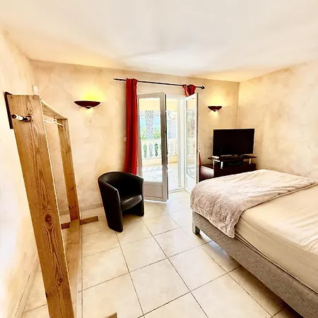 Spacious Quiet Comfortable - Independant - 150m From Famous - Plenty Car Park