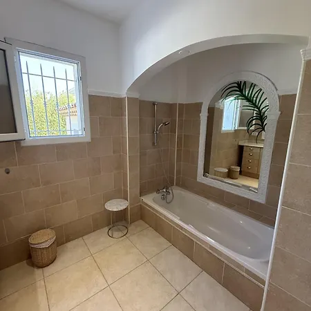 Spacious Quiet Comfortable - Independant - 150m From Famous - Plenty Car Park