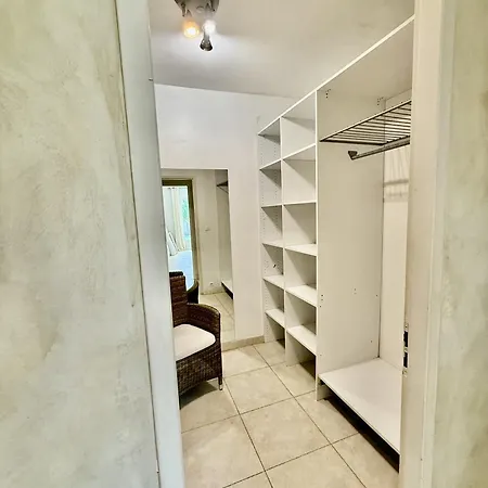 Spacious Quiet Comfortable - Independant - 150m From Famous - Plenty Car Park Villa *