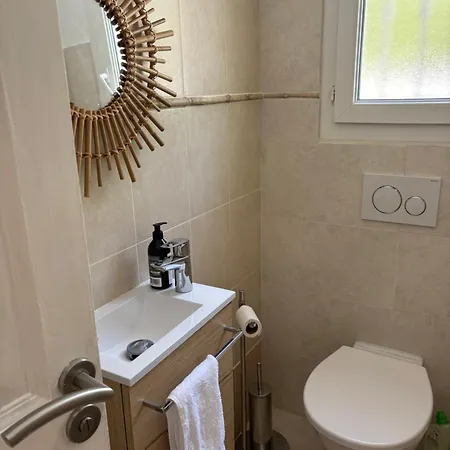 Spacious Quiet Comfortable - Independant - 150m From Famous - Plenty Car Park *